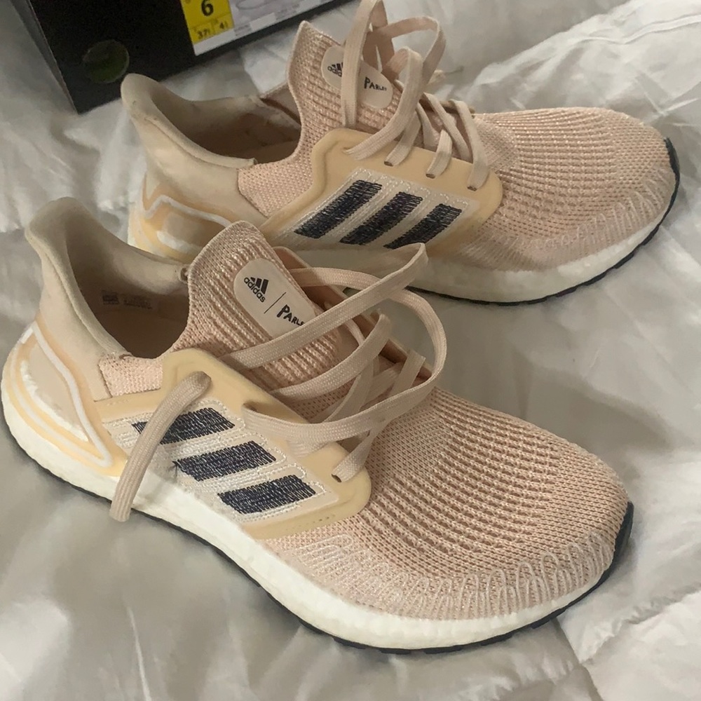 Ultra boost 20 sb new never use it,feet me small